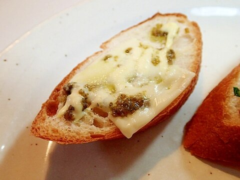 バジルソース/マヨで　チーズバゲット